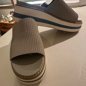 Crown Vintage like new slip on grey sandals, size 8M.